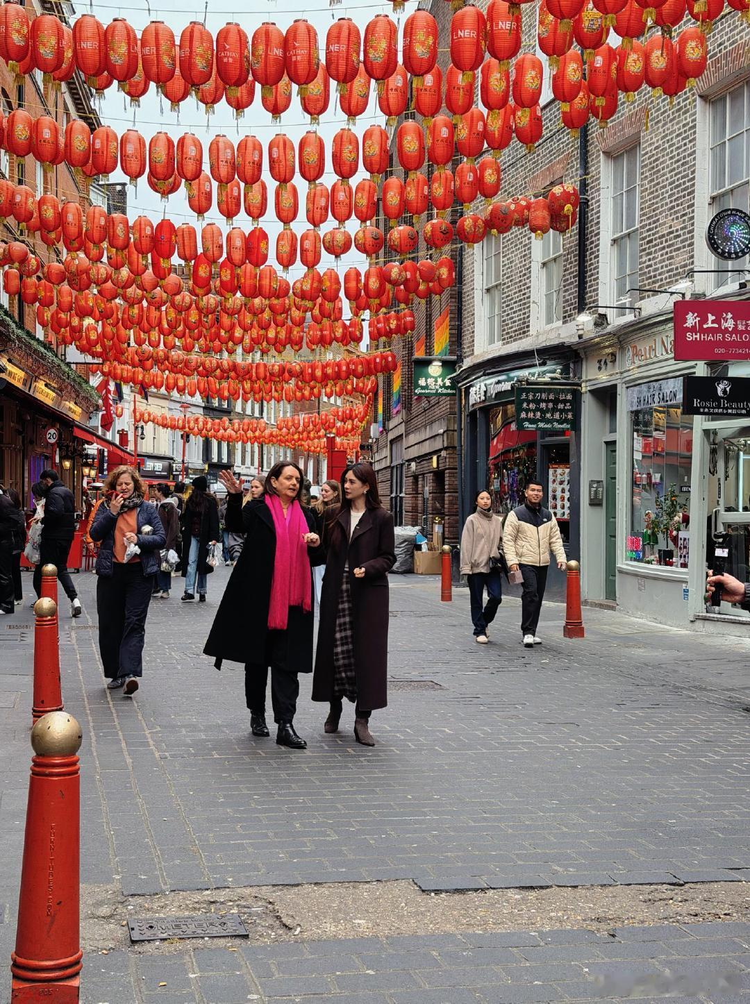 伦敦唐人街偶遇沈梦辰伦敦偶遇沈梦辰伦敦唐人街偶遇沈梦辰拍外景，她和工作人员一起，