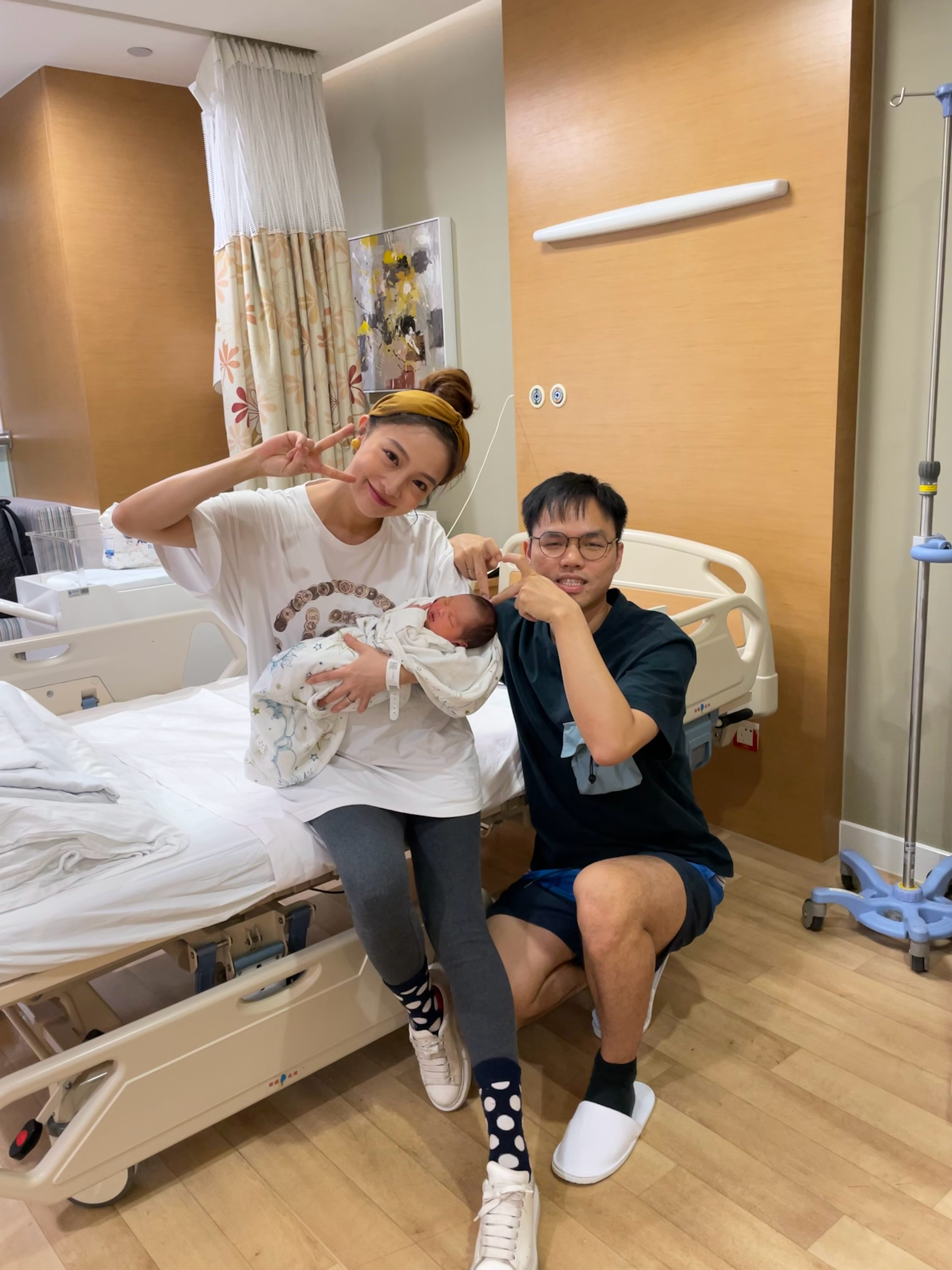 找到一胎出院照，健步如飞，肚子也不大。 