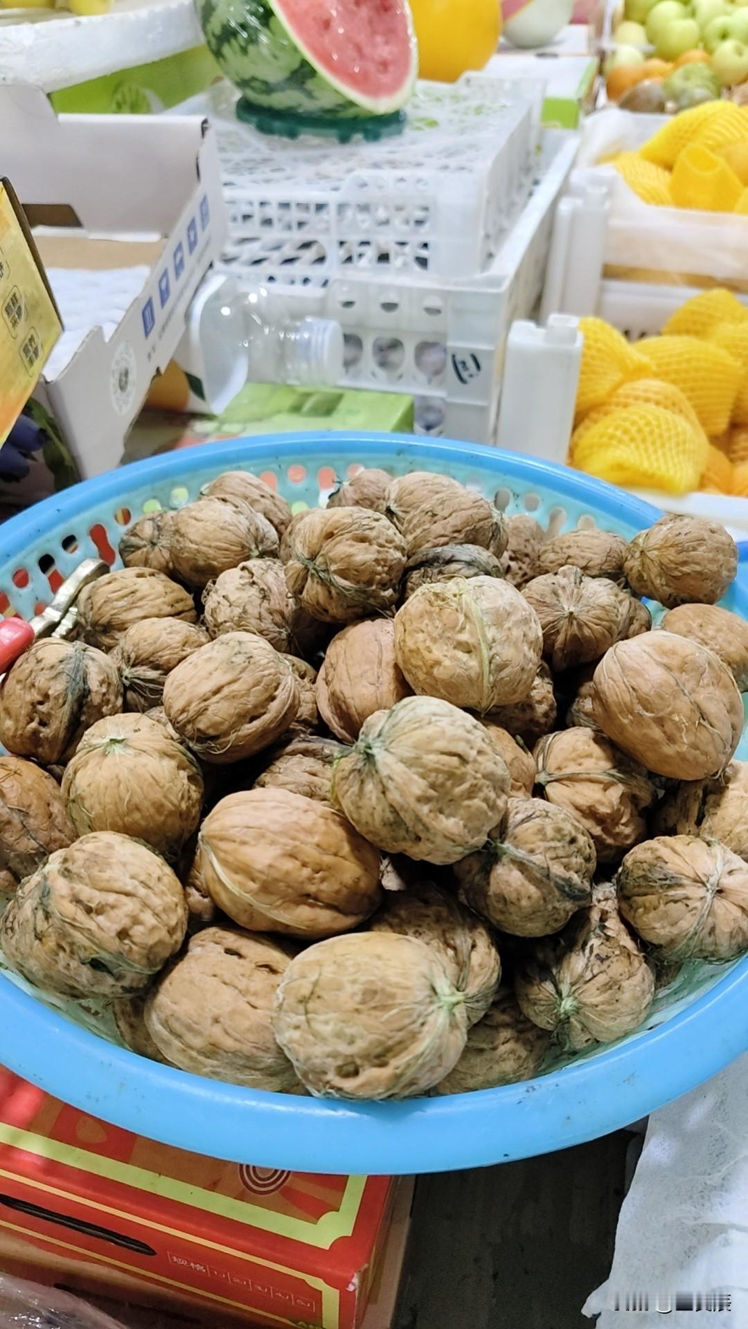 夏日生活打卡季昨天下午在小区附近的菜市场看到有这种青皮核桃卖，10元一斤，3.4