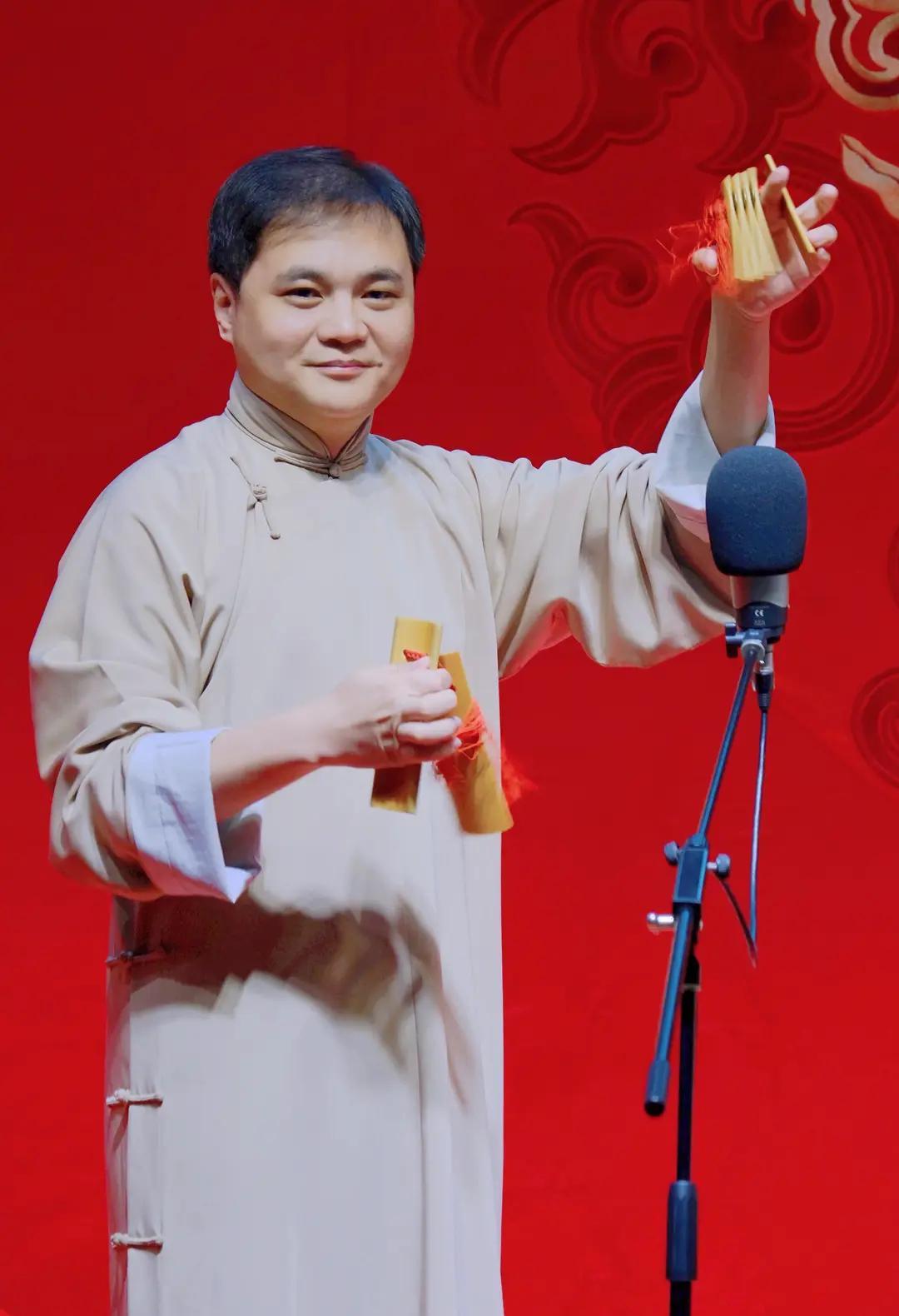 一个被业内奉为教科书的人，在抖音上却没人看。
说的就是高峰。
他的《报菜名》，字