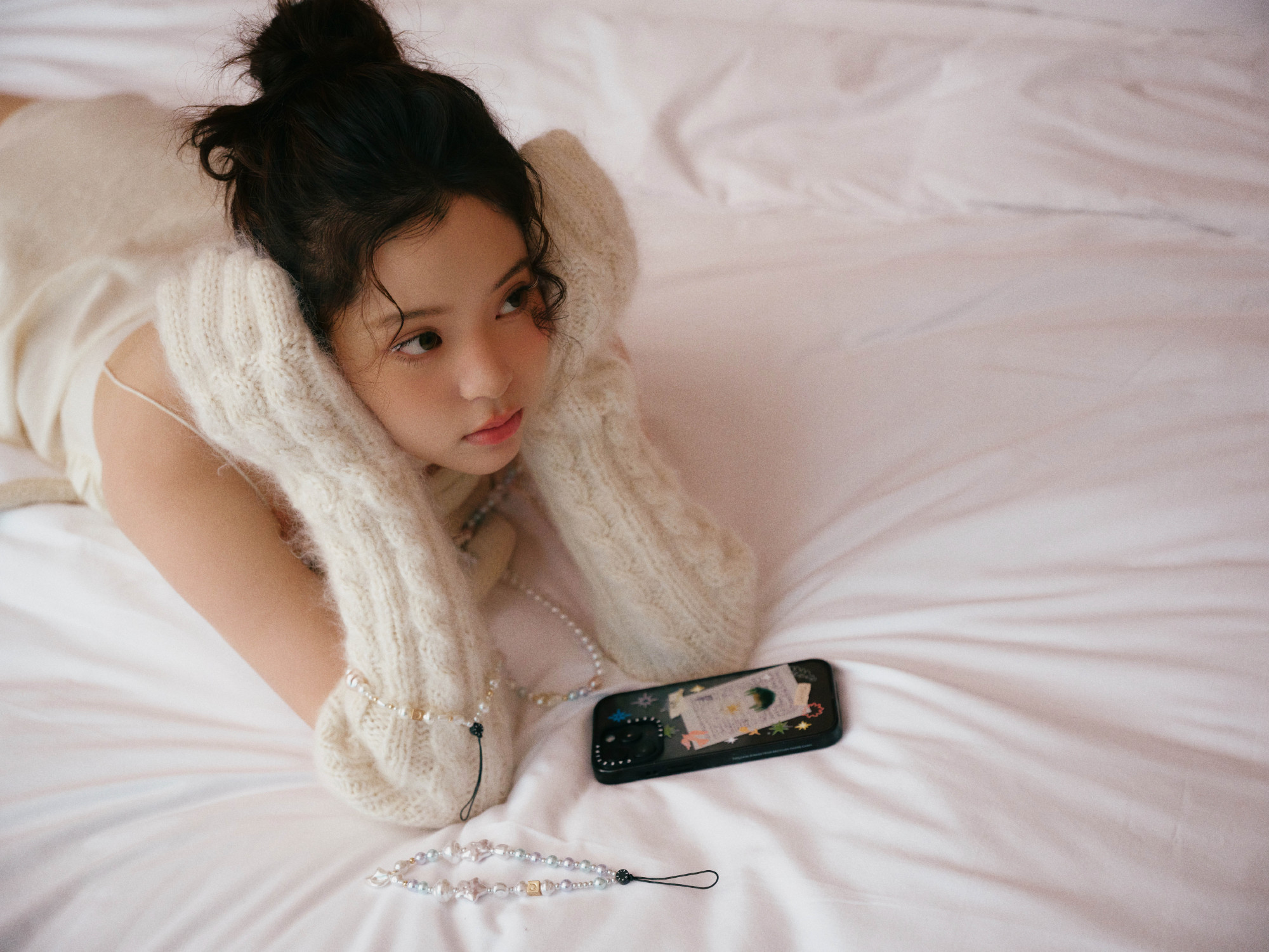 欧阳娜娜全新白色毛衣穿搭，秋日里毛茸茸的甜美小姐姐。欧阳娜娜