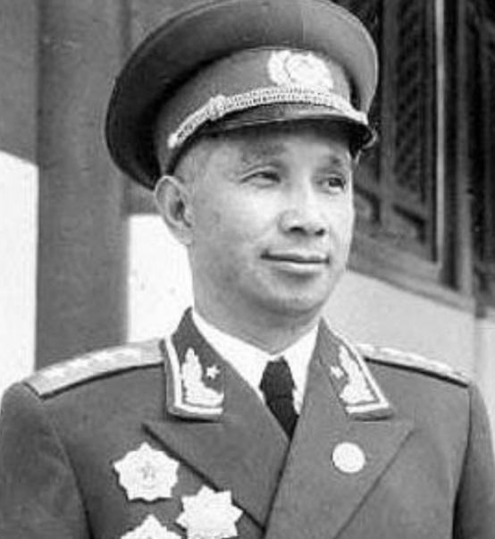 1955年，我国授衔结束后，蒋介石也很快得知了消息。当下属将十大元帅的名单，呈到