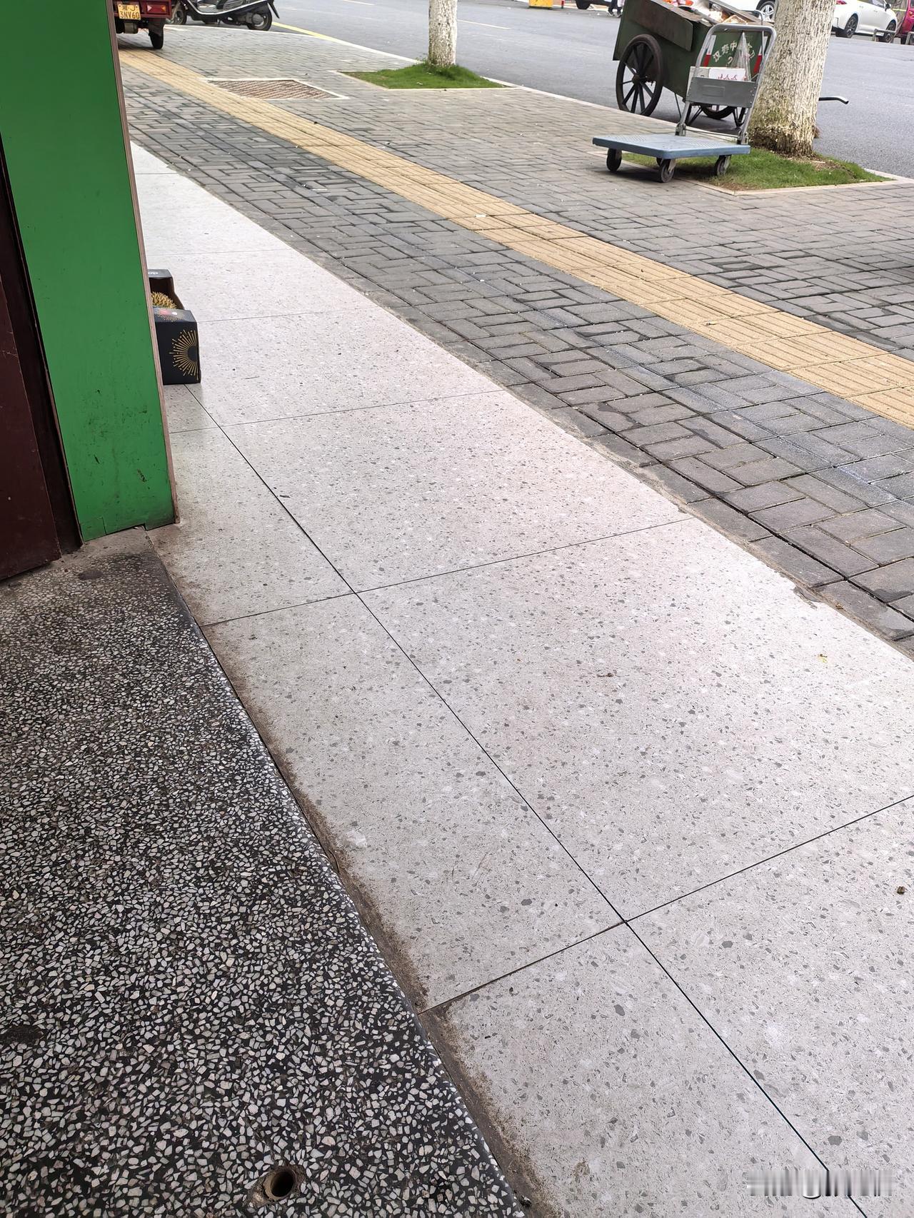 刚刚看到一个环卫工，坐在一个椅子上玩手机，不知道玩了多久，我看到的时候差不多玩了