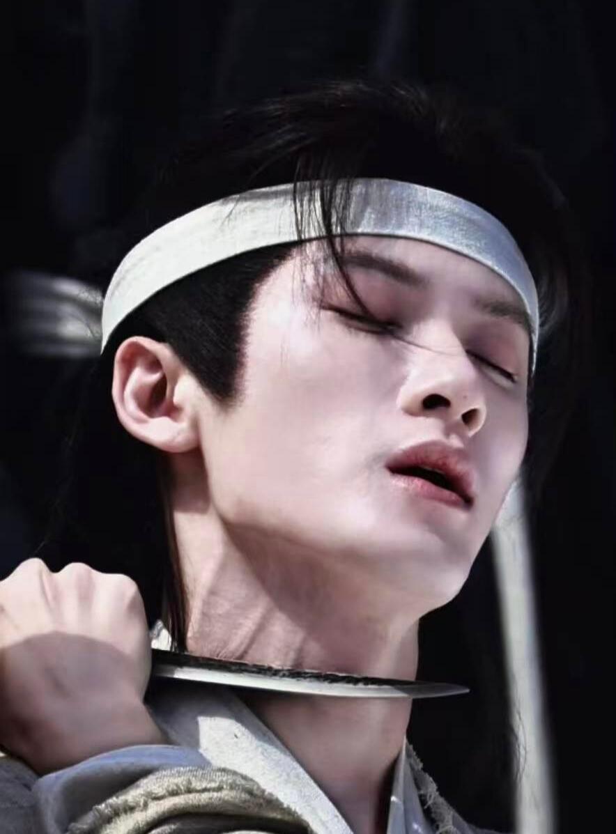 檀健次 山高路远，风骨为仗；刀锋凛冽，初心为防。一身清骨，熬过乱世风霜；一寸锋芒