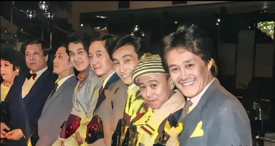 90年代，一群知名笑星的合影照

九十年代，是一个充满张扬与热血的时代。当时的年