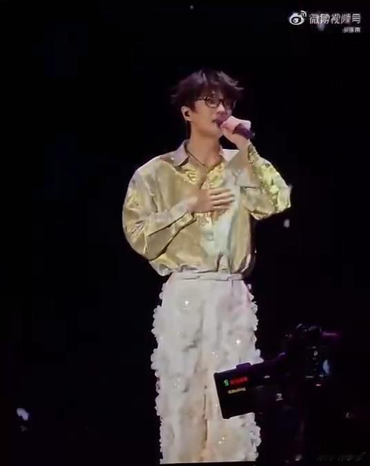 #这居然是许嵩发出的声音#。许嵩南昌演唱会，一段男粉互动的故事令人捧腹。从未听过