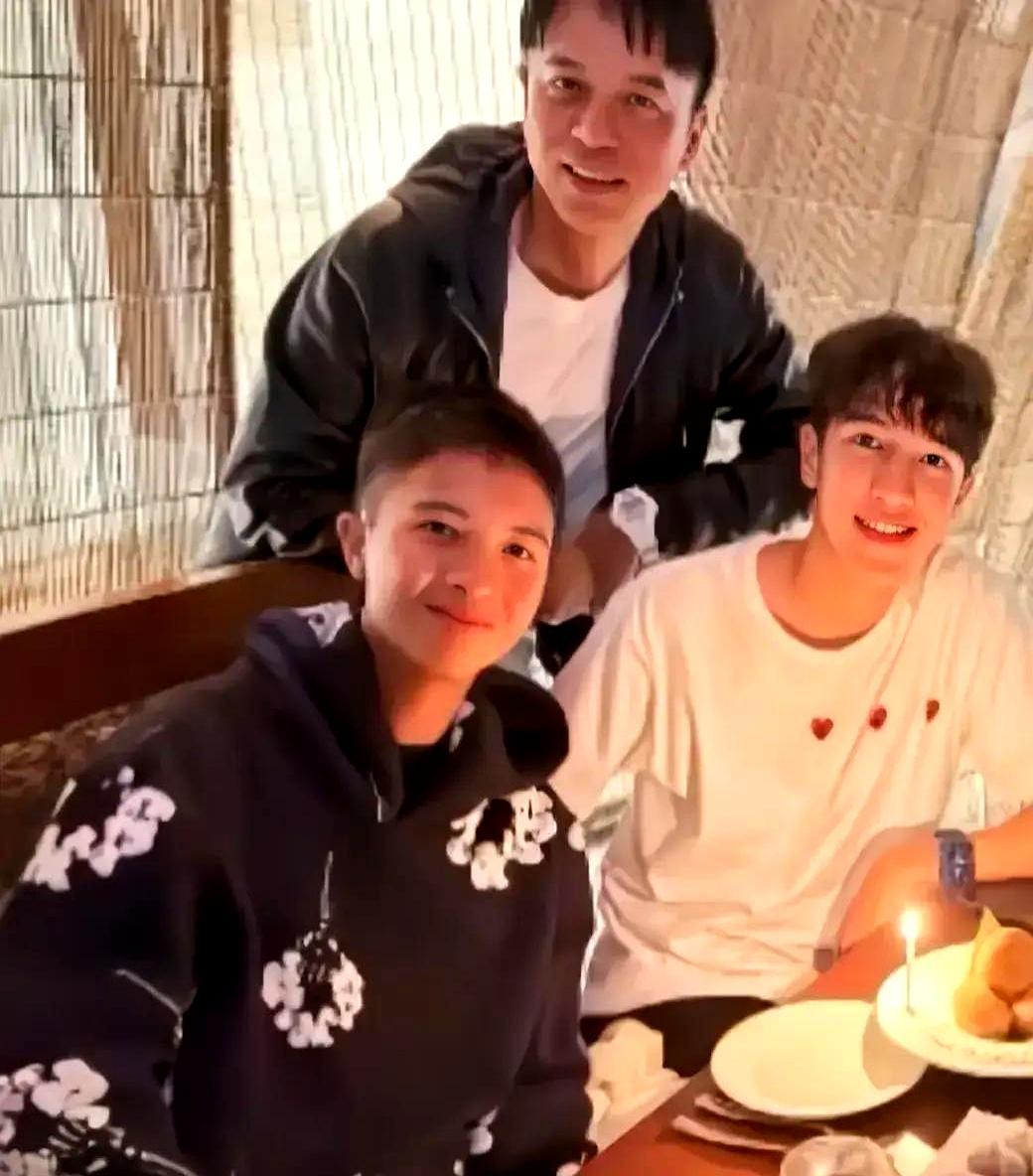 中环街头，李克勤一家四口吃饭，镜头一怼，全曝光。
 
大儿子卷毛像混血，小儿子脸