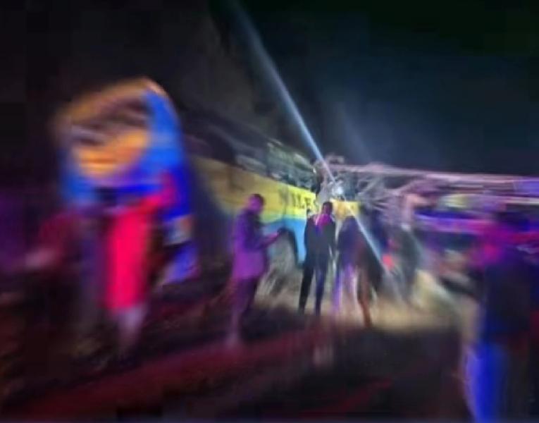 怎一个“惨烈”了得！现场到处被鲜血浸染，63人惨死！太骇人了！事发乌干达。据媒体