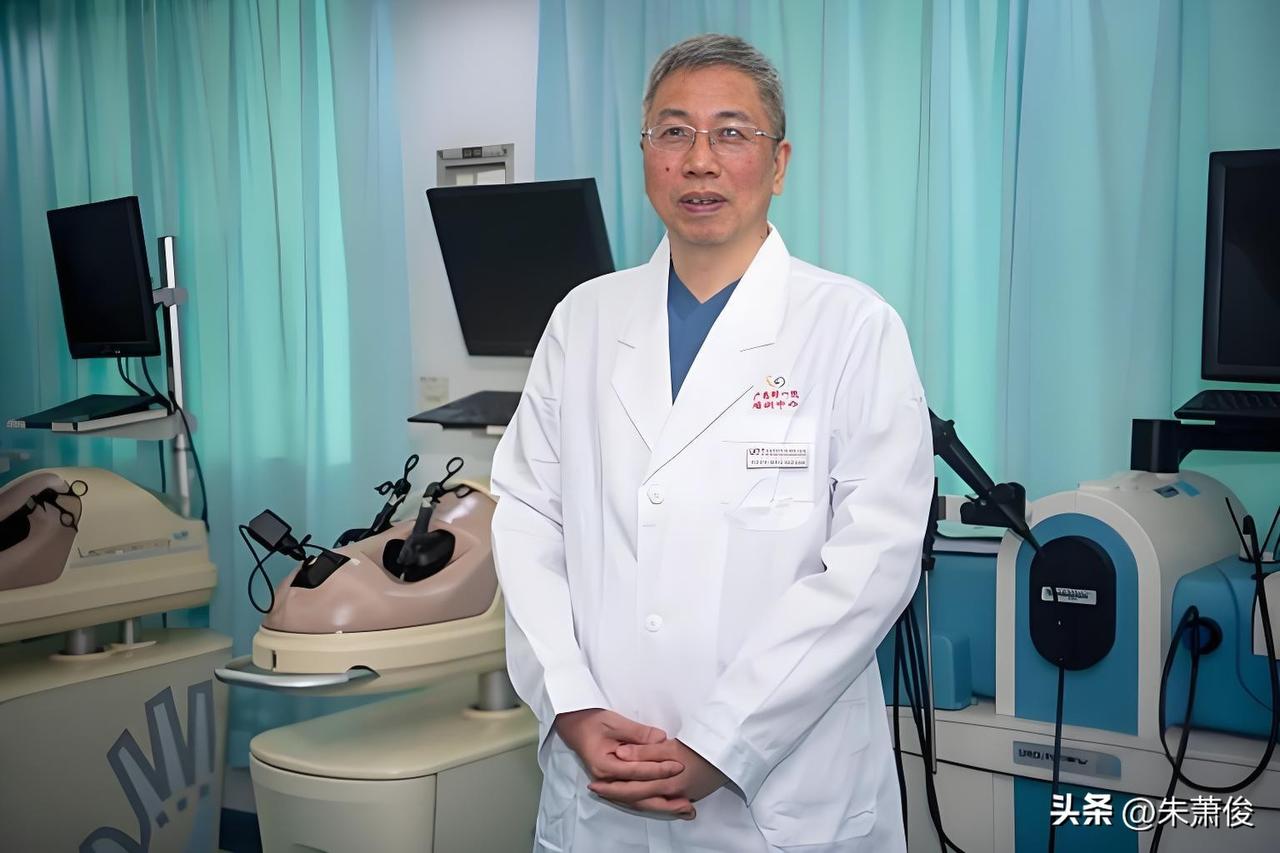 曾国华，医学博士、博士后，主任医师、博导，广州医科大学附属第一医院副院长、微创外