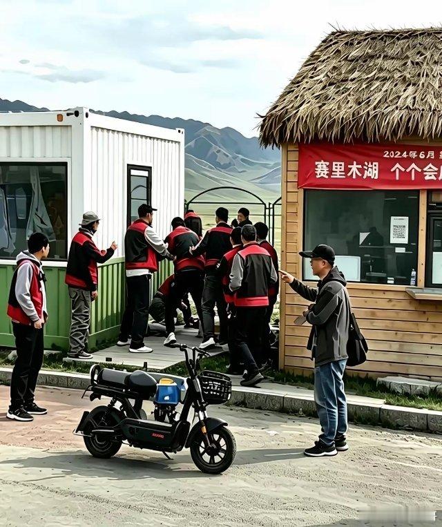 赛里木湖景区工作人员动手打旅游车的司机，太让人寒心了。用撒贝宁老师的话“赛里木湖