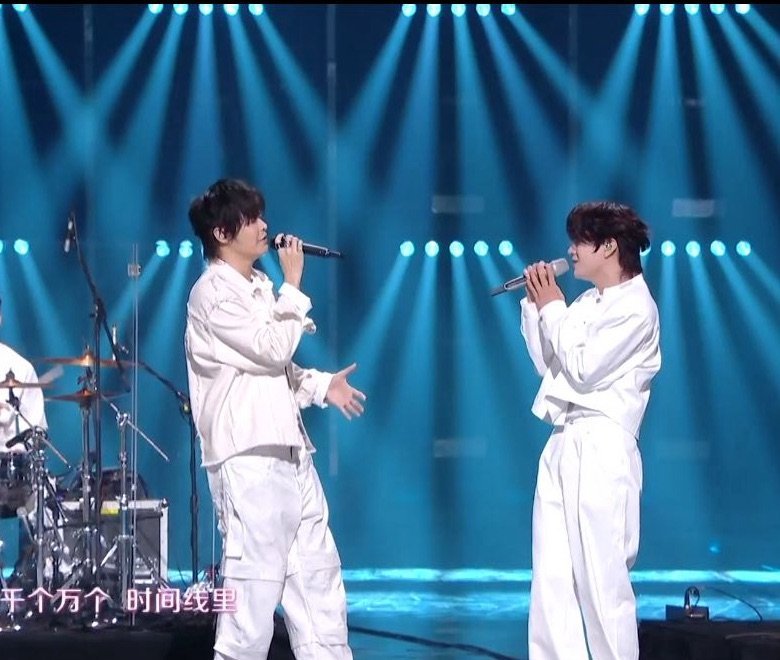 #八三夭石凯合唱想见你##20年了还是喜欢酸的甜#八三夭石凯合唱《想见你》，每一