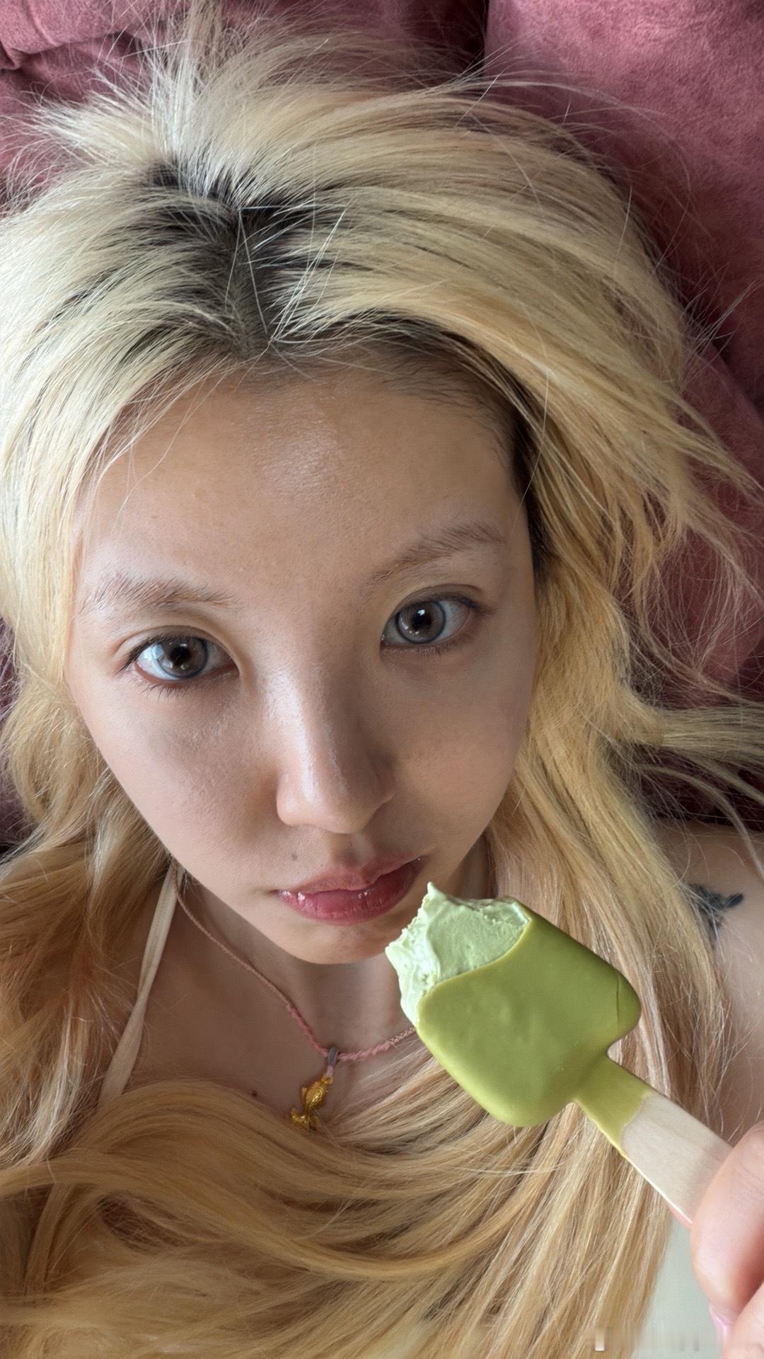 妈呀 谁知道我多久没带过这种大直径纯棕色的眼珠子了带上那一秒真的幻视大黑眼球贞子