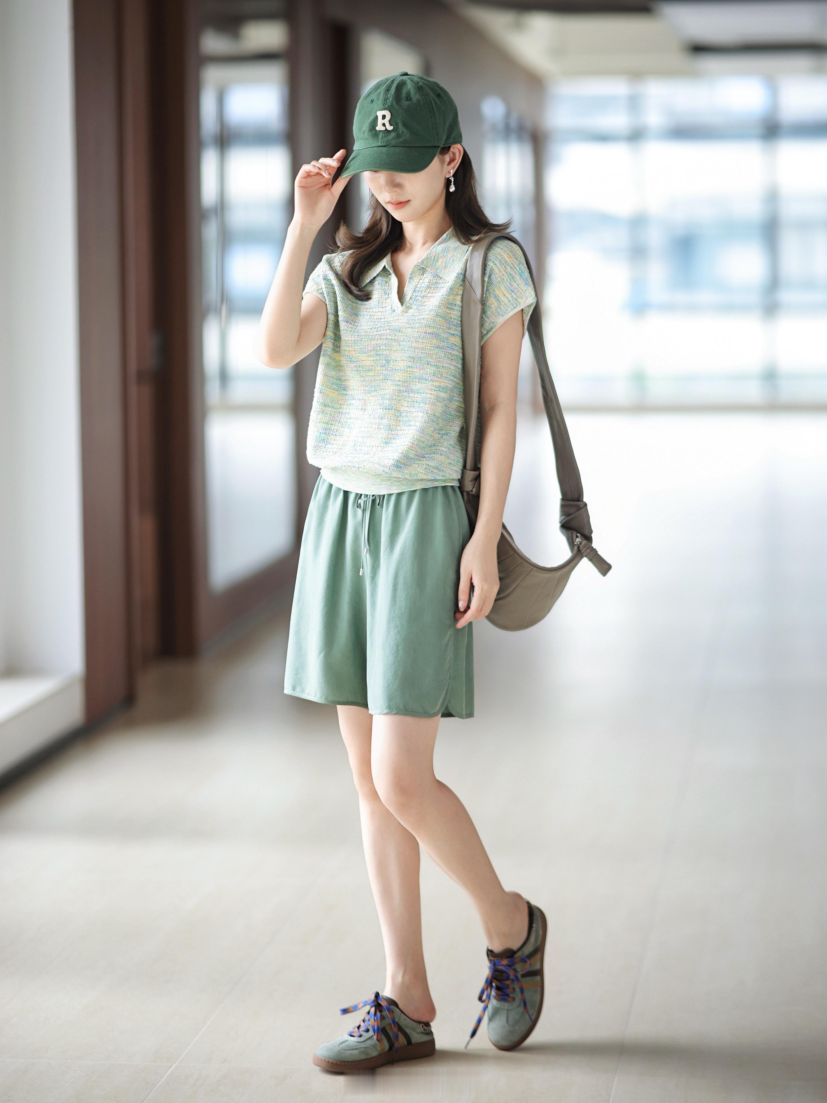 清新一夏！浅浅绿的小衫 棉+人丝材质 舒服又透气上身和夏天适配度是不是很高！ 