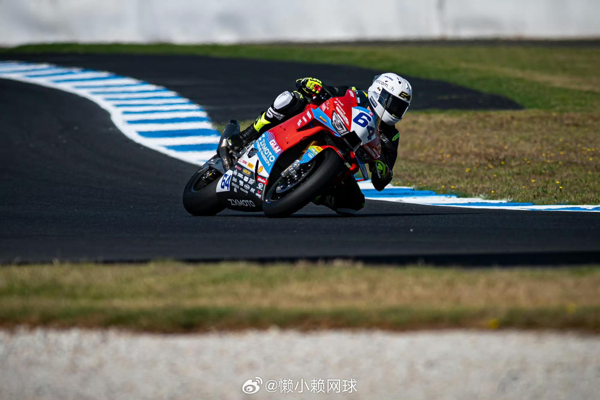 荣耀张雪机车战略合作正式官宣：荣耀 × 张雪机车！科技与速度，强强联合。荣耀成为