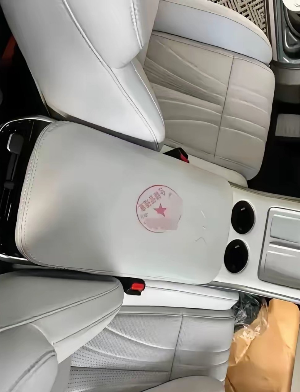 坐老板的车，手欠把印章盖在上边，害怕越擦越花，不敢用纸擦。怎么办，有没有什么高科