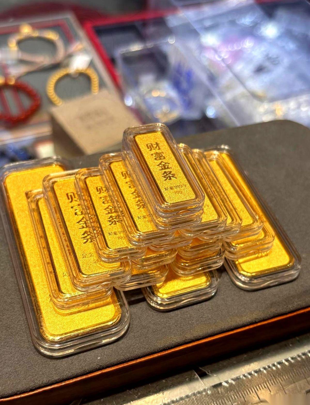 我那个在1090高位接盘黄金的怨种朋友，昨晚又死盯大盘熬到了凌晨三点。
两万多块