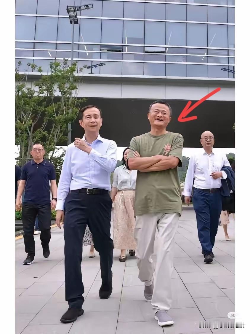 大道至简。是不是越有钱的人，他的生活反而越简单？
看看马云先生，T恤休闲裤加上懒