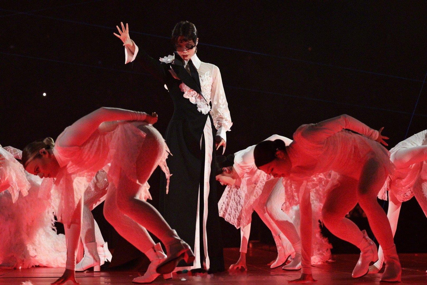 李宇春在演唱会轻唱《给女孩》，镜头里步惊云、王大刀笑容温暖。这梦幻联动似暖阳，照