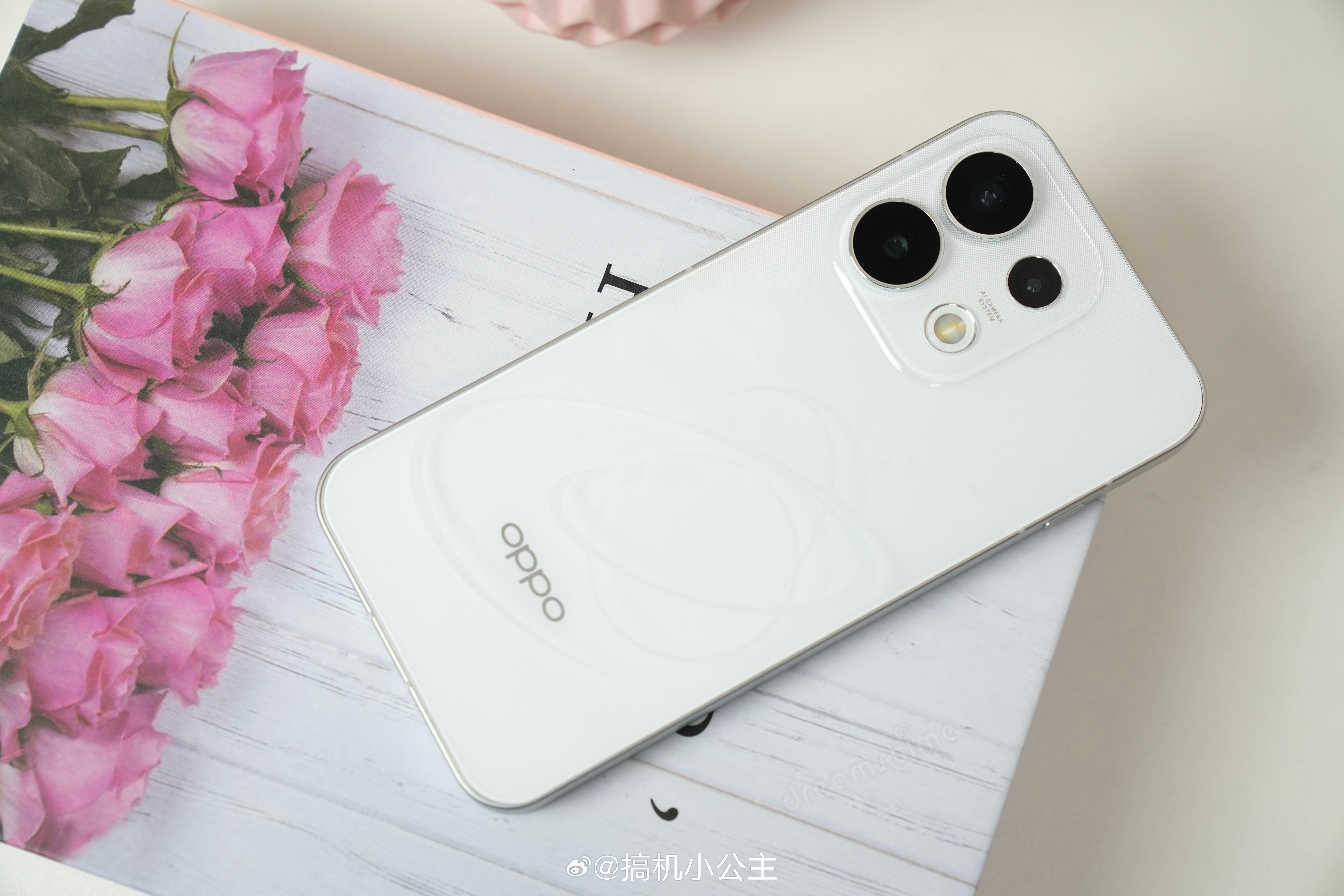 随手晒一个OPPO Reno16「怦然星动」～这冰透悬浮工艺也太好看啦，纯平玻璃