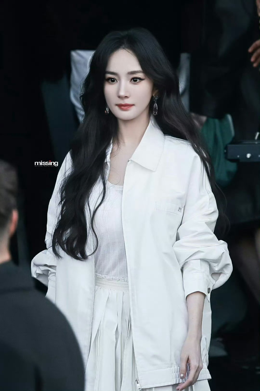 Prada全平台认领杨幂这场迟来两天的官宣，实则是品牌统一宣发节奏的安排。与奥斯