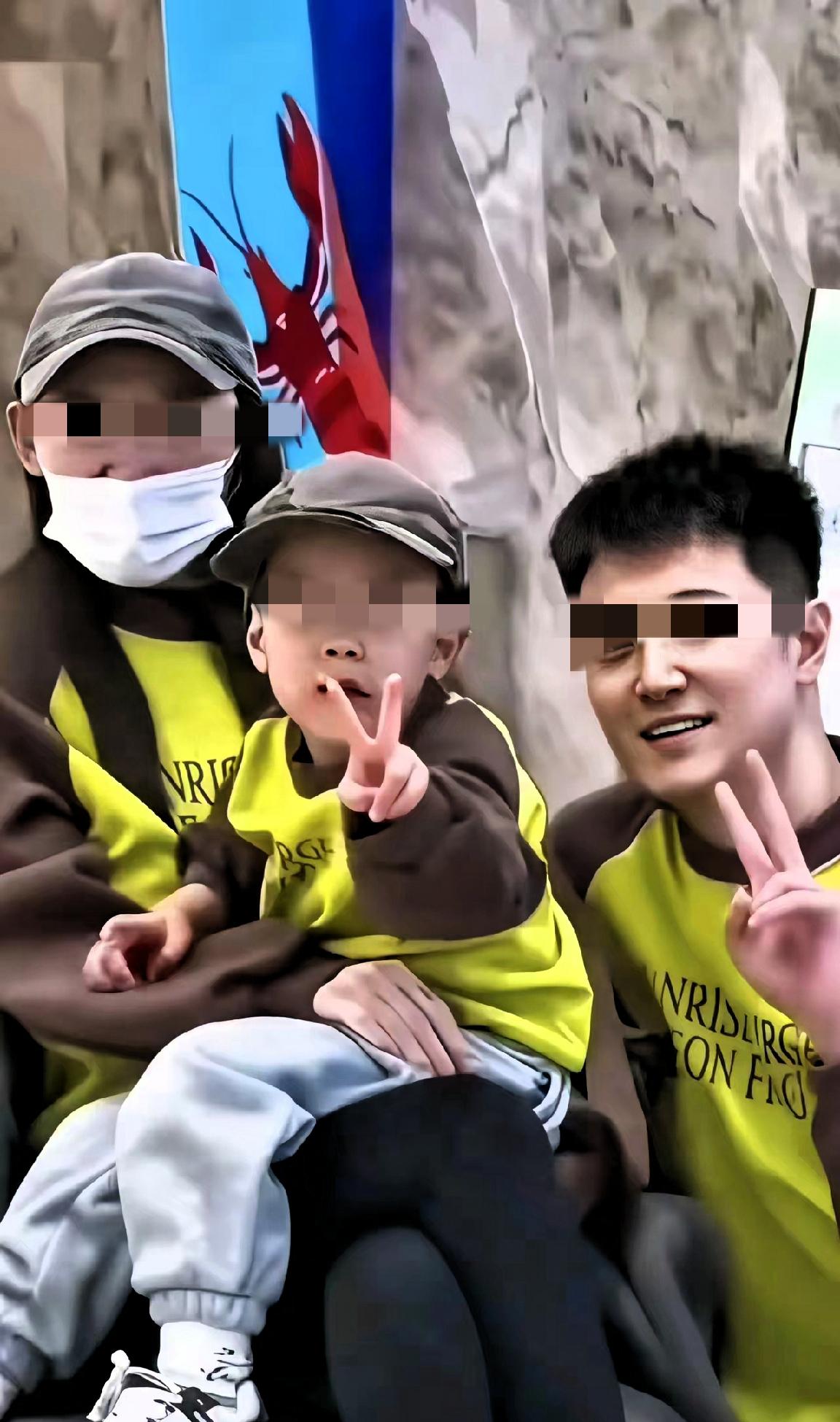 痛心！！！
这是一家三口的最后一张全家福！
妻子确诊癌症晚期，自知陪伴家人的时间