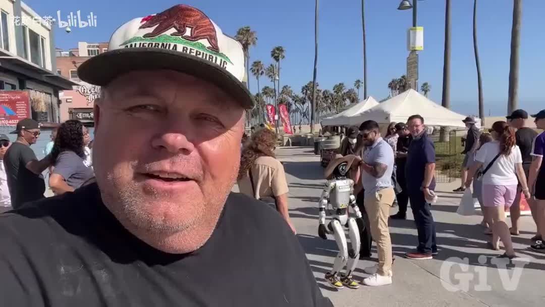 美国老哥用中国宇树机器人，在威尼斯海滩撩的妹子哈哈大笑！！