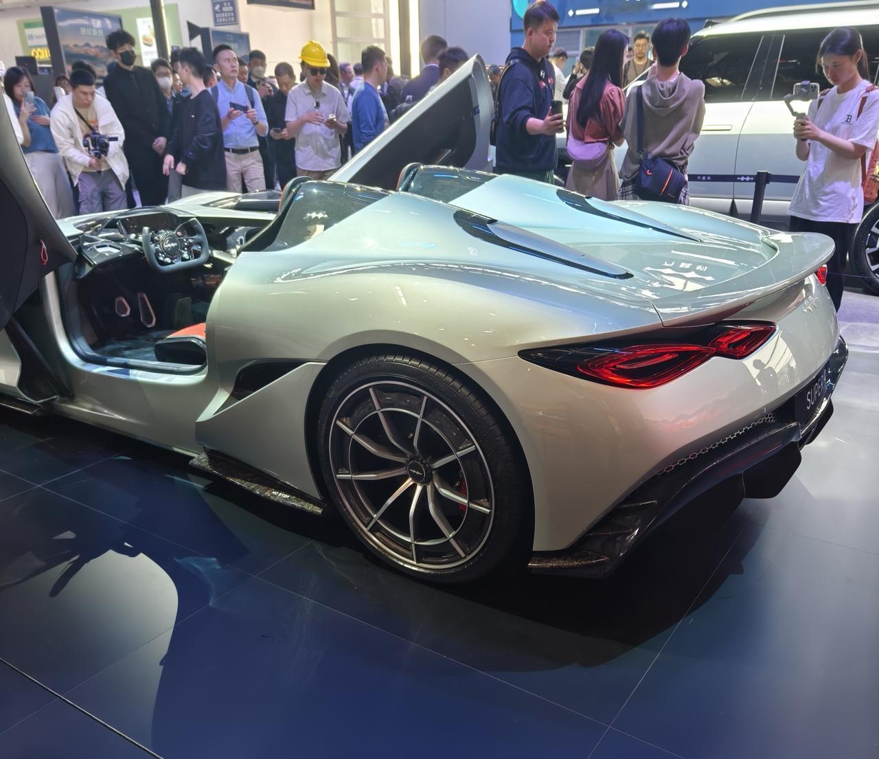 方程豹销量越来越火爆，钛7卖爆了，大家都关注首款轿车什么时候来，基本确定了，可能