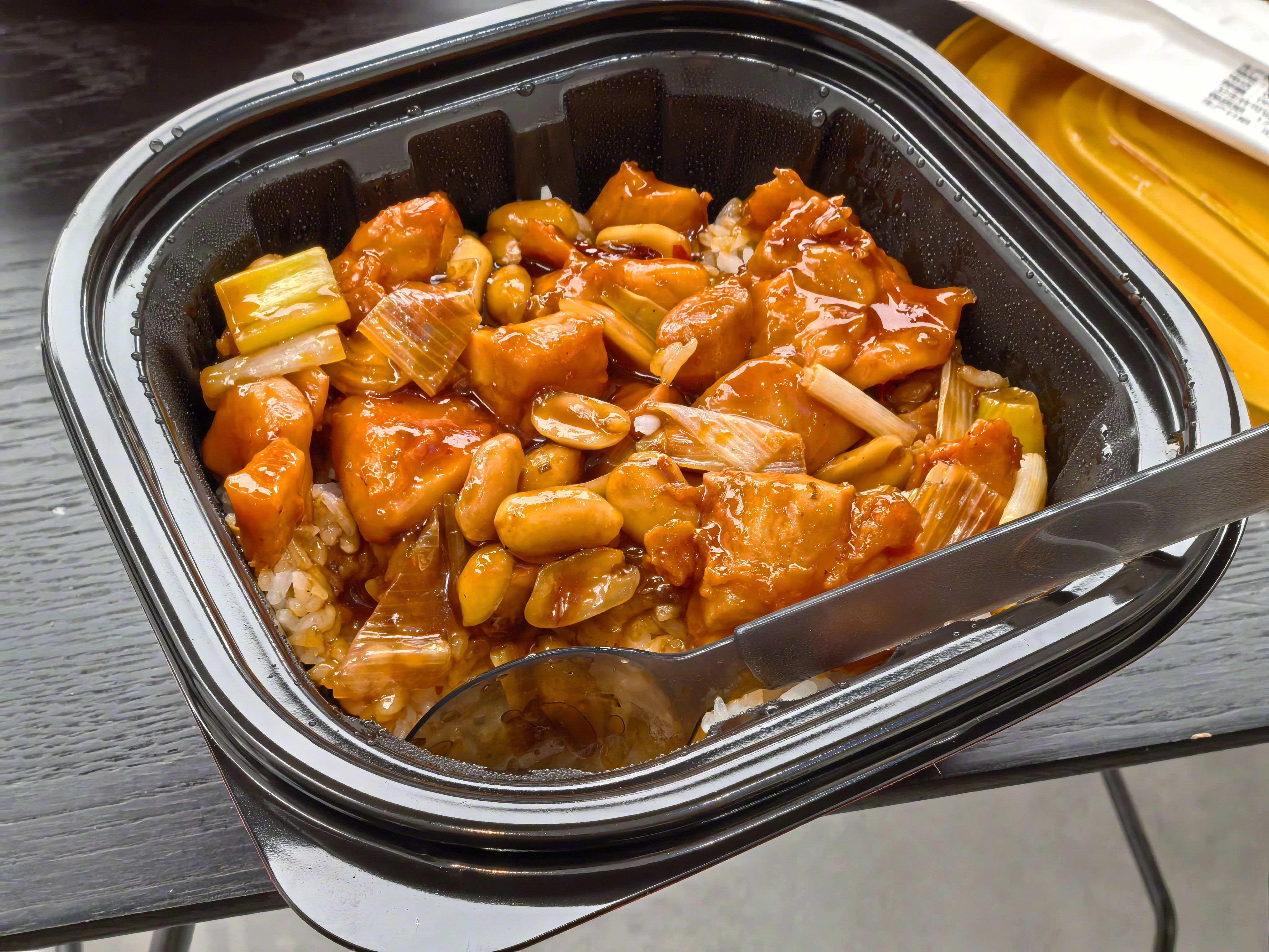 好久没吃宫保鸡丁盖饭了，今儿这工作餐和合谷鸡丁还挺好吃。同事看我最近太辛苦，给我