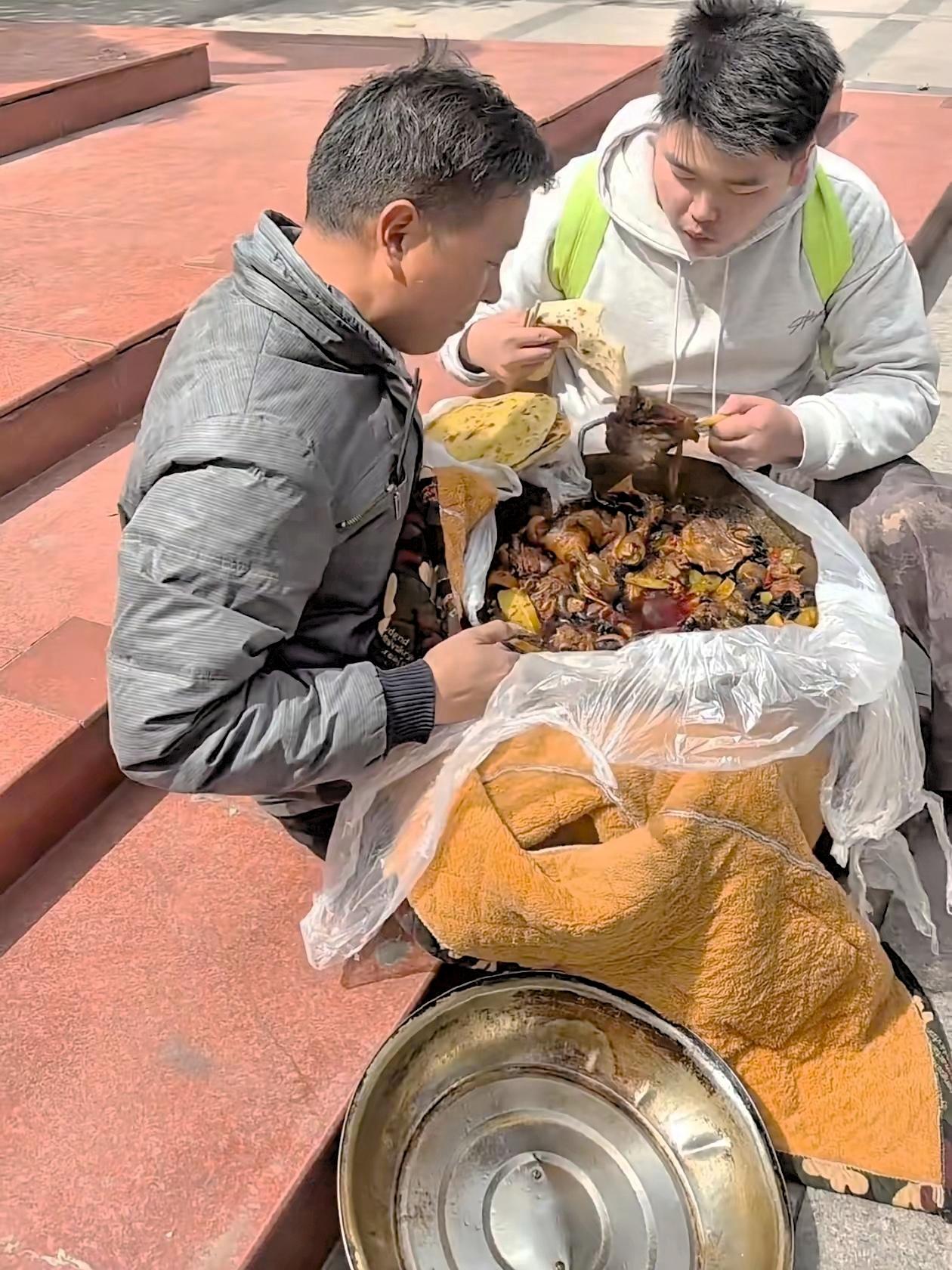  没有仪式感，却满是爱意；
这对父子看哭全网.....

一位高三男生的父亲，为
