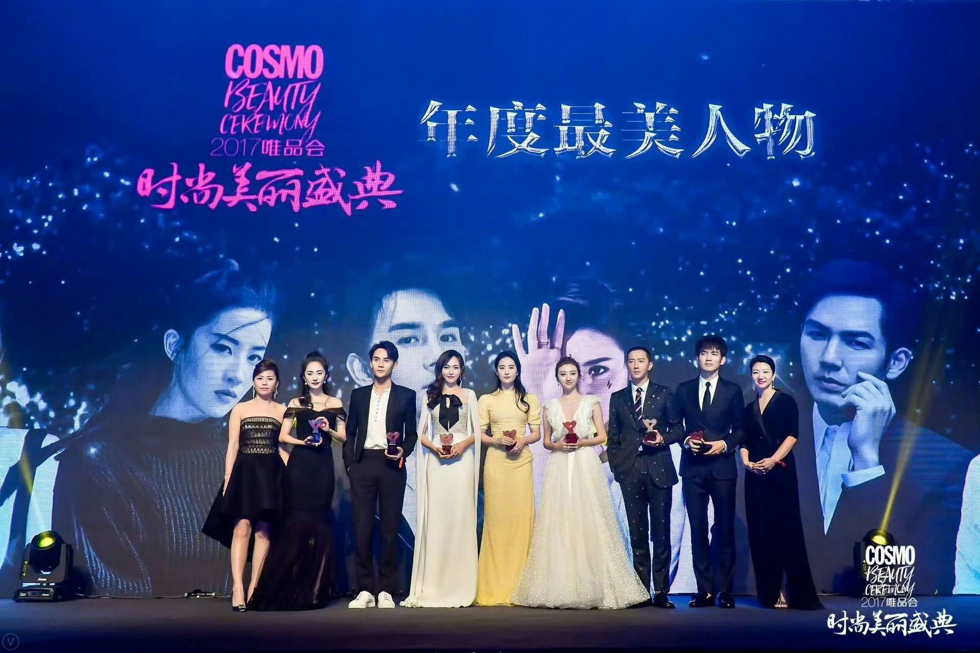 漂亮的女人站中间，刘亦菲还有咖位很合适 