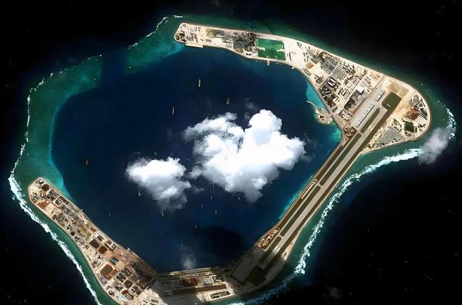 黄岩岛周边的军事存在确实在增强，但“轰-6K挂实弹、071登陆舰到位、拖船已经部