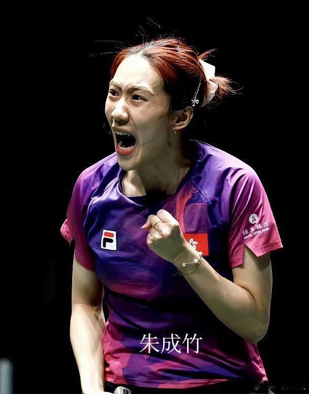 港队的朱成竹这次表现不错！基本上每场比赛都上，或是女双或是单打都打出了气势打出了