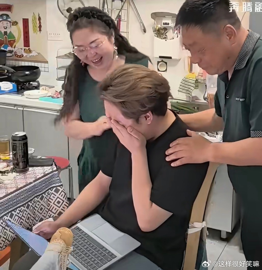 男生358分超预期全家激动落泪原来今天是高考查分啊，我已经离高考已经过去多年了，