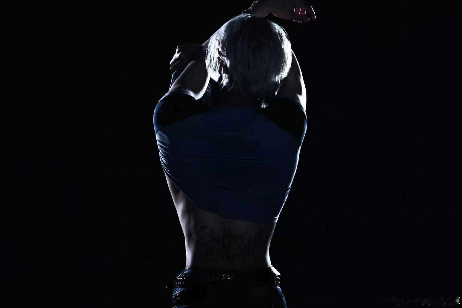 张真源腹肌剪影 这个张真源完全是在勾引～期待新歌上线！ 