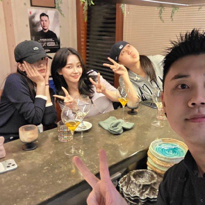 安宥真柳智敏李泳知合影 安宥真柳智敏李泳知聚餐合影，好萌的三位~安宥真柳智敏李泳