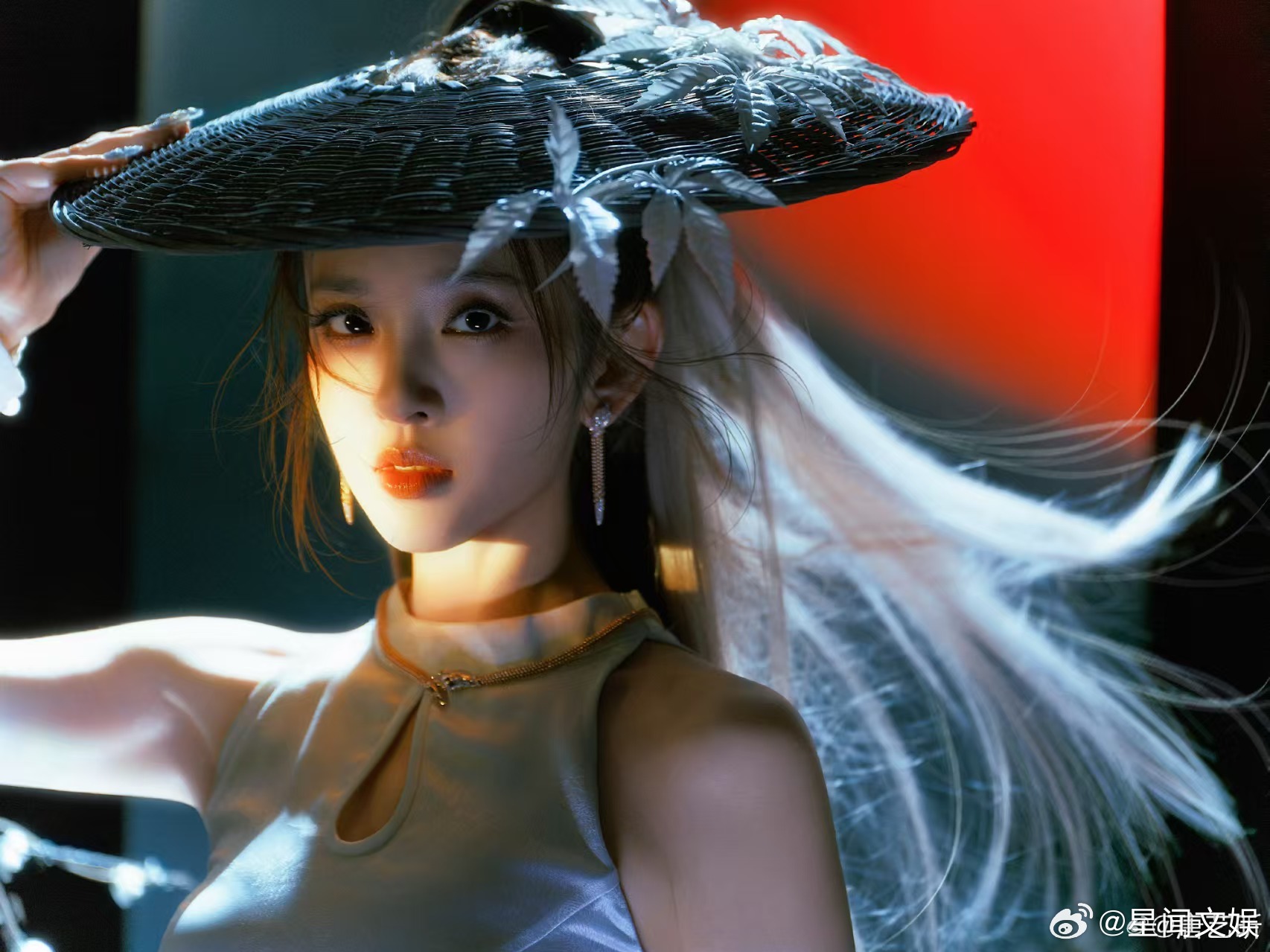 唐艺昕斗笠侠女 一身改良国风服饰利落大气，斗笠配饰细节很有巧思，十分期待唐艺昕在