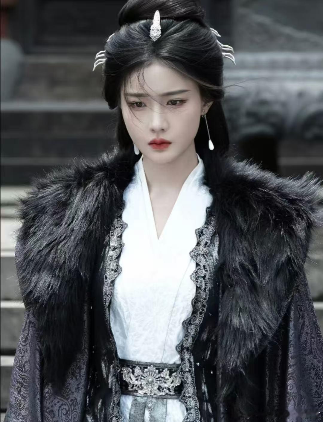 杜听馨的转变，其实是自我意识的觉醒。她曾以为帮助萧焕成功就是自己的人生价值，却在