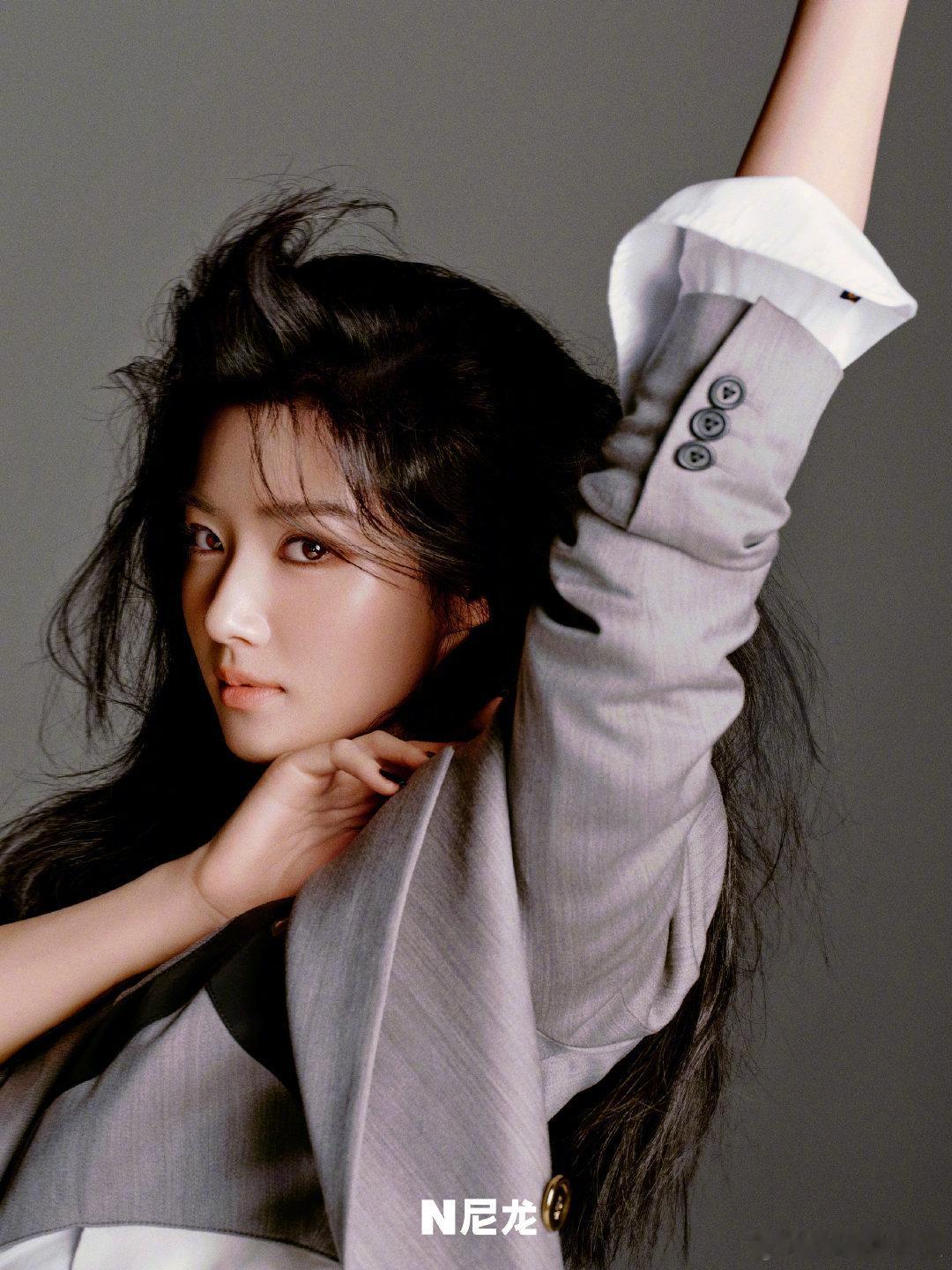 卢昱晓最新时尚大片出炉，够时尚吗？ 