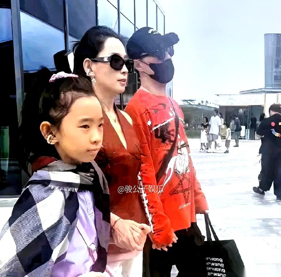 森林北一只手牵着自己的女儿，另一只手，牵着汪峰。
这画面，怎么说呢，冲击力还挺强