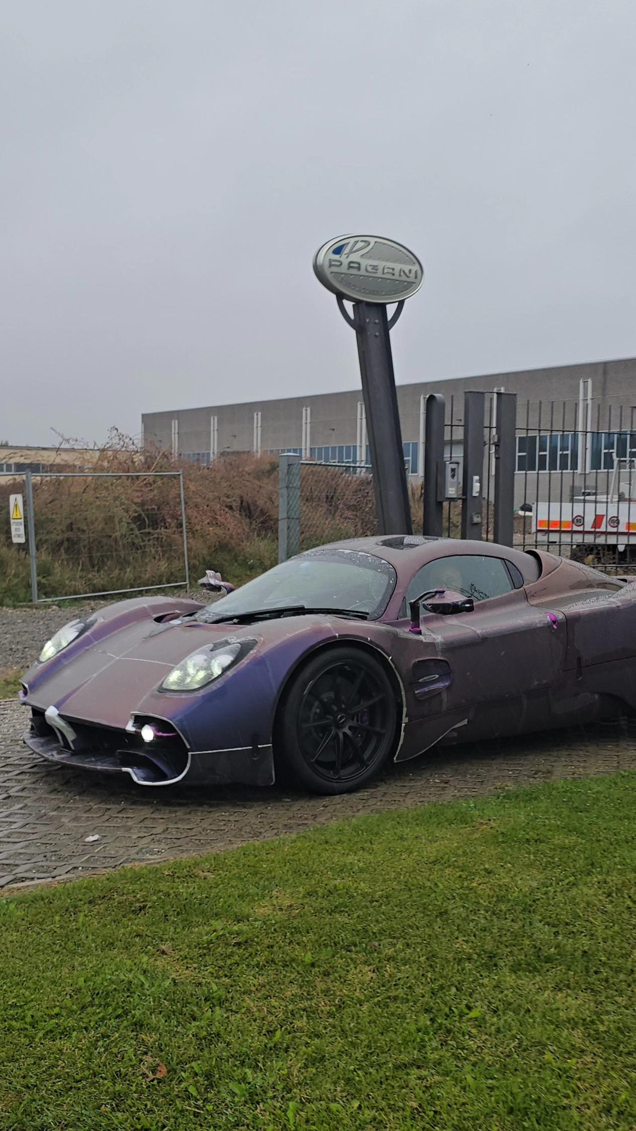 据说这台唯一彩碳Pagani Utopia是一位国人车主 📸📕:赤道