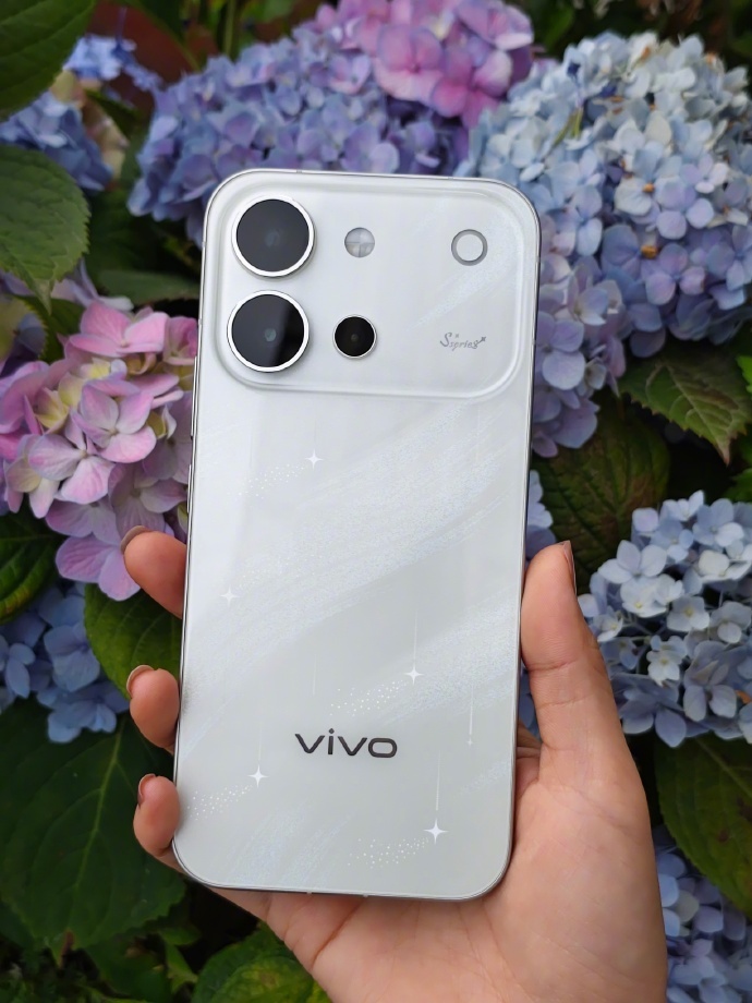 时尚圈镜头下的星星海好高级当镜头对准 vivo S60 星星海，星芒肌理融合高级