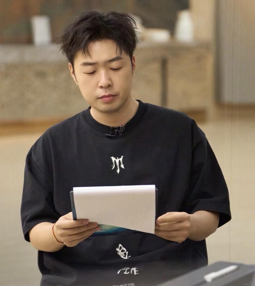 明眼人都看得出来杜海涛估计现在很尴尬，

他刚结束了游学，

春风得意的完成了全