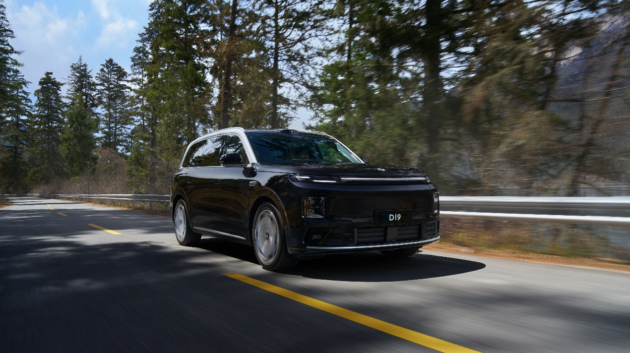 今晚，零跑D19以21.98万至26.98万元售价正式上市，定位“科技豪华旗舰S