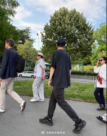 瑞士偶遇成龙和房祖名网友瑞士偶遇成龙房祖名 有网友在瑞士偶遇成龙和儿子房祖名，父
