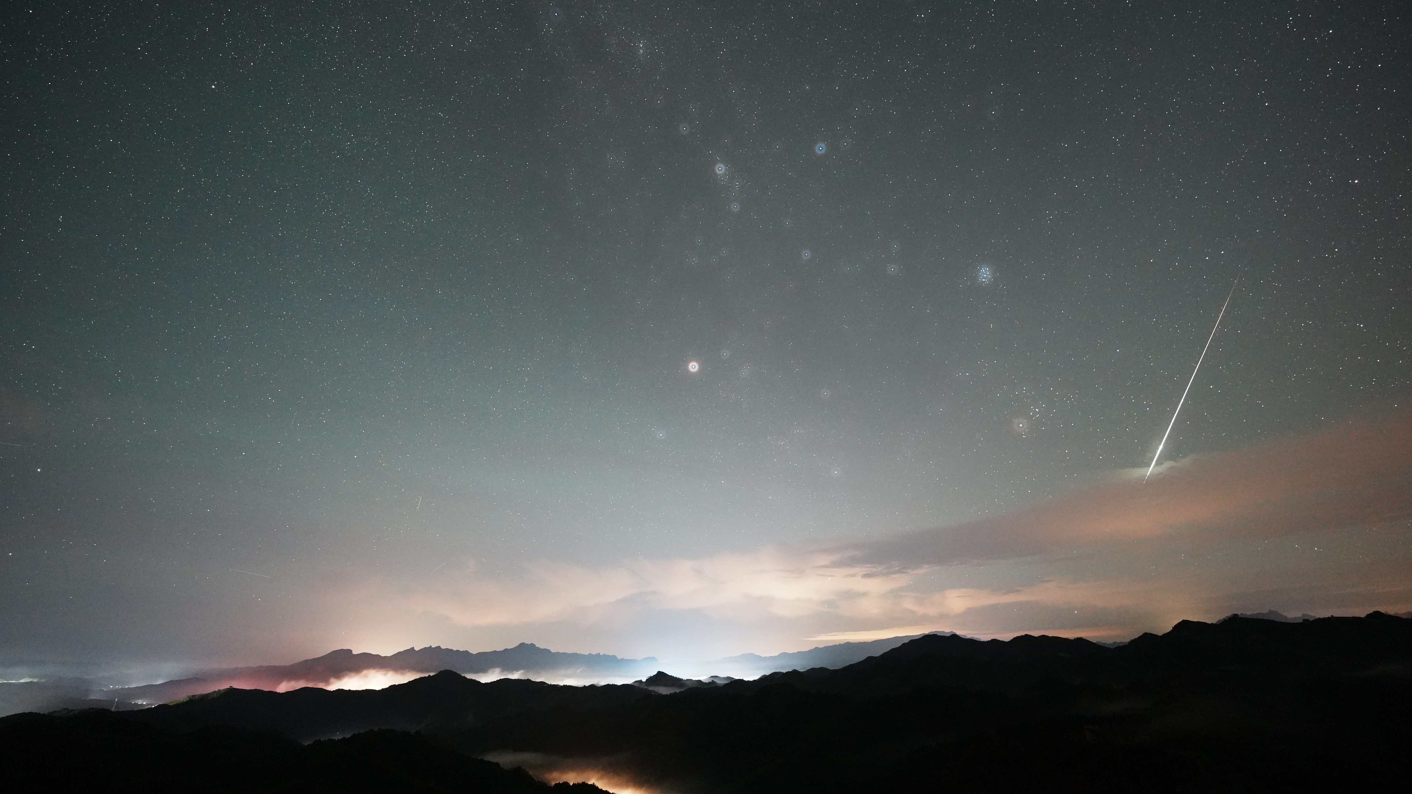 一只穿云的英仙座流星剑，今天凌晨拍摄于蟠龙山长城风景区。因为半夜起云了，雾气大很