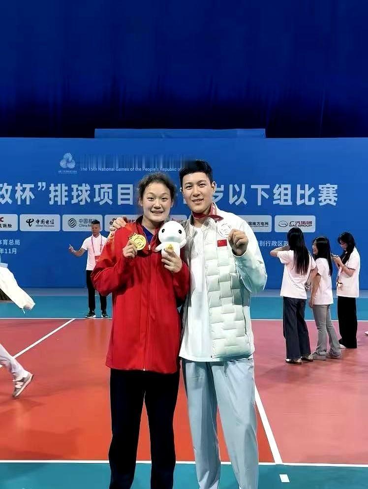 这家人的运动基因藏都藏不住！江苏U18女排的魏依杉（小卷毛）和哥哥魏凡博，全运会