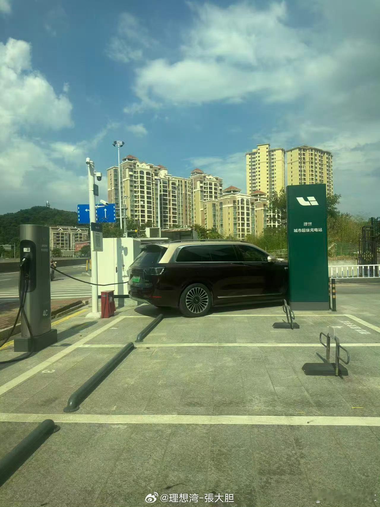 这是图啥呢？大大方方的充理想的电就好了，又不是不让充，非得停歪七八钮的跟偷电似的