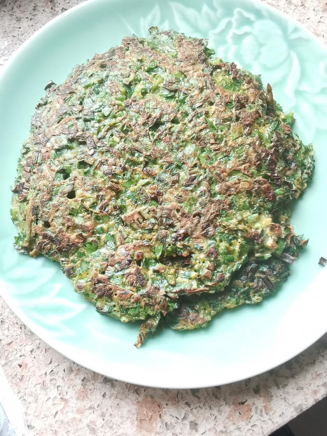今天洋泾湖锻炼回来去了菜市场，发现现割韭菜，便买了一把，回去做鸡蛋韭菜饼吃。
怎