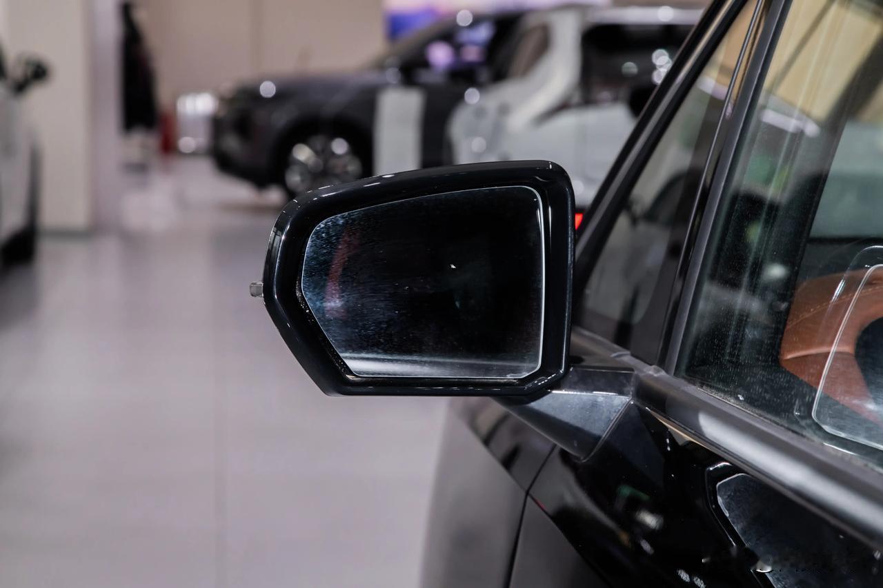 前几天，和高新区上班的朋友去西安车城看车，他想要台舒适、省油、安全的MPV，预算