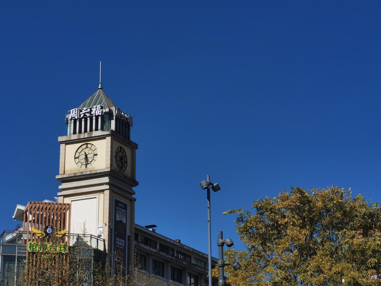 昆明的冬天什么最让人惊叹？
那就是它那湛蓝的天空。
这种蓝是无法用语言准确描述的